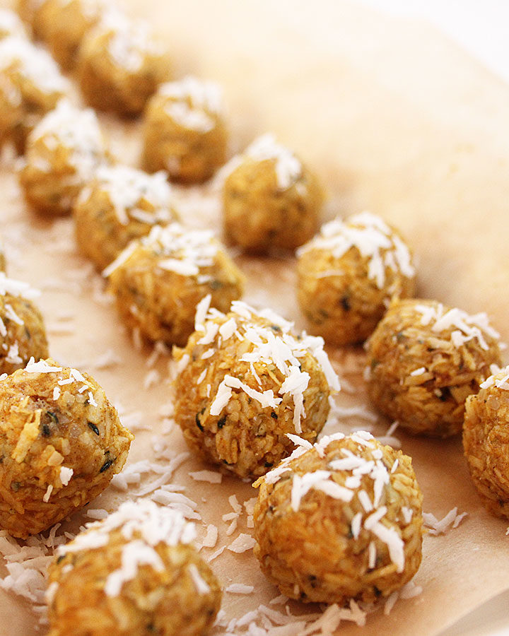 Quick 8-ingredient, no bake, vegan, Raw Pumpkin Macaroons. Simply mix, roll, and freeze! Perfect treat to make if you’re in a pinch for time. Chantal | freshisreal.com